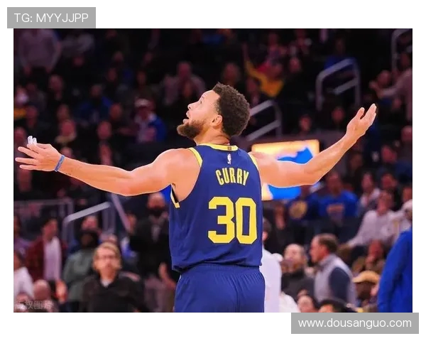 库里轻巧挑篮打板命中砍下21分9篮板6助攻引领比赛走势全场